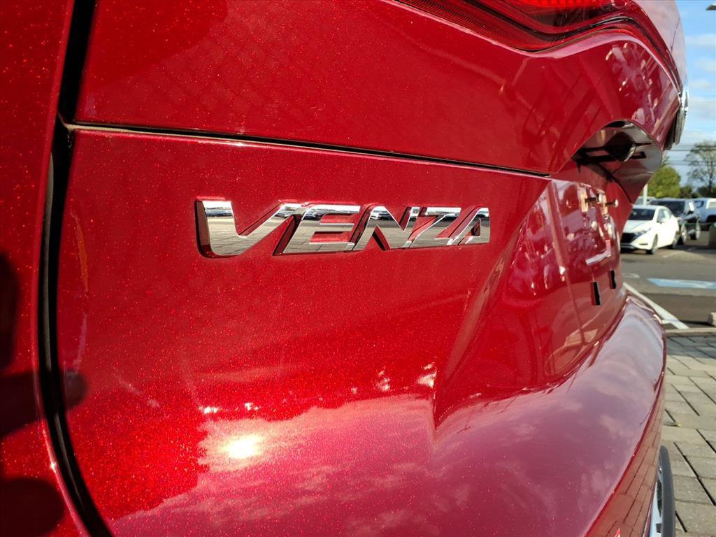 Used 2023 Toyota Venza Limited image 18