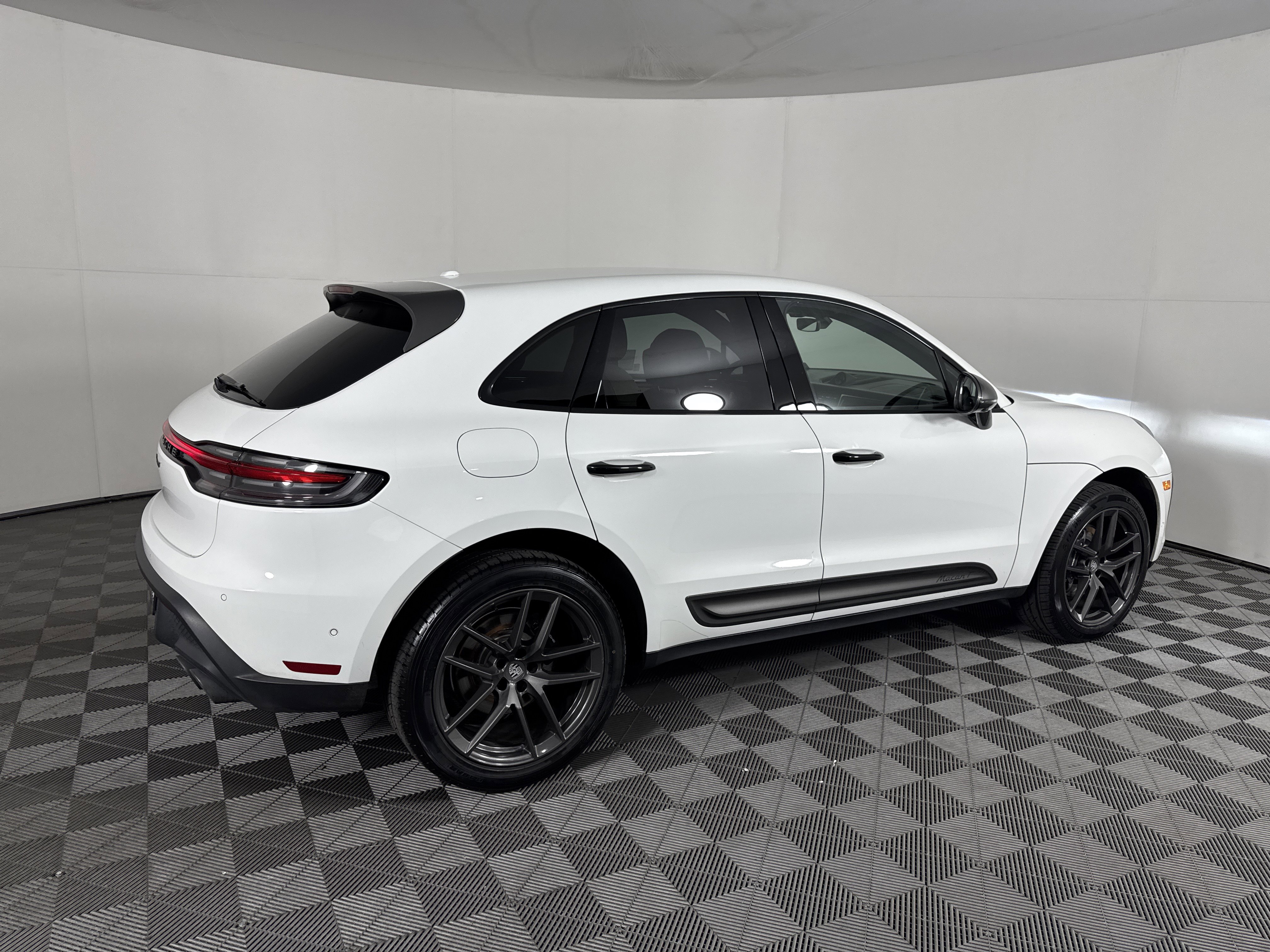 Used 2023 Porsche Macan Turbo image 5