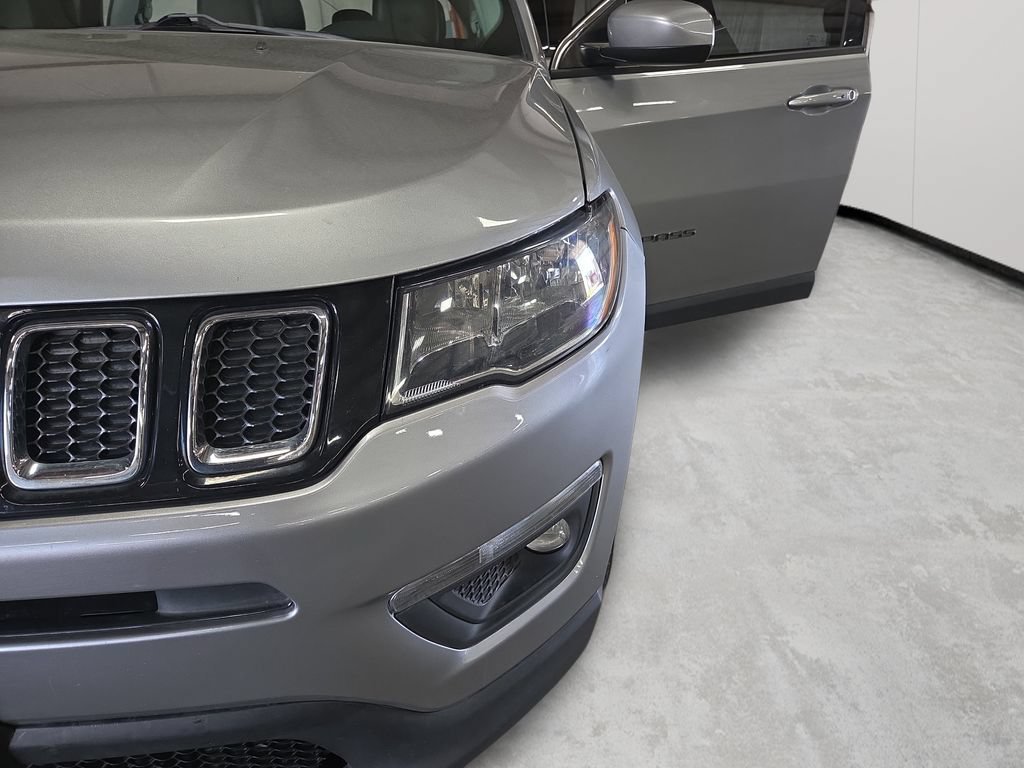 Used 2018 Jeep Compass Latitude w/ Cold Weather Group AWD/4WD image 45