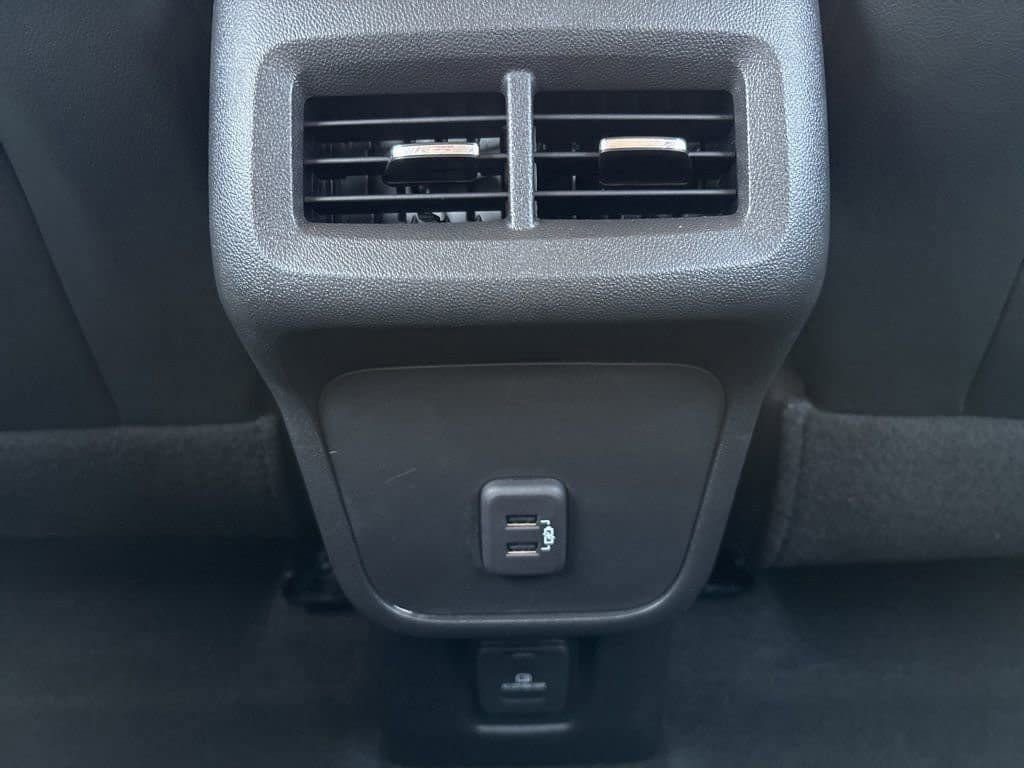 Used 2023 Chevrolet Equinox Premier image 16