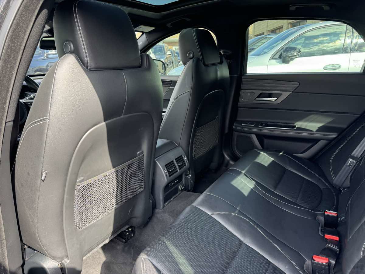 Used 2016 Jaguar XF S image 43