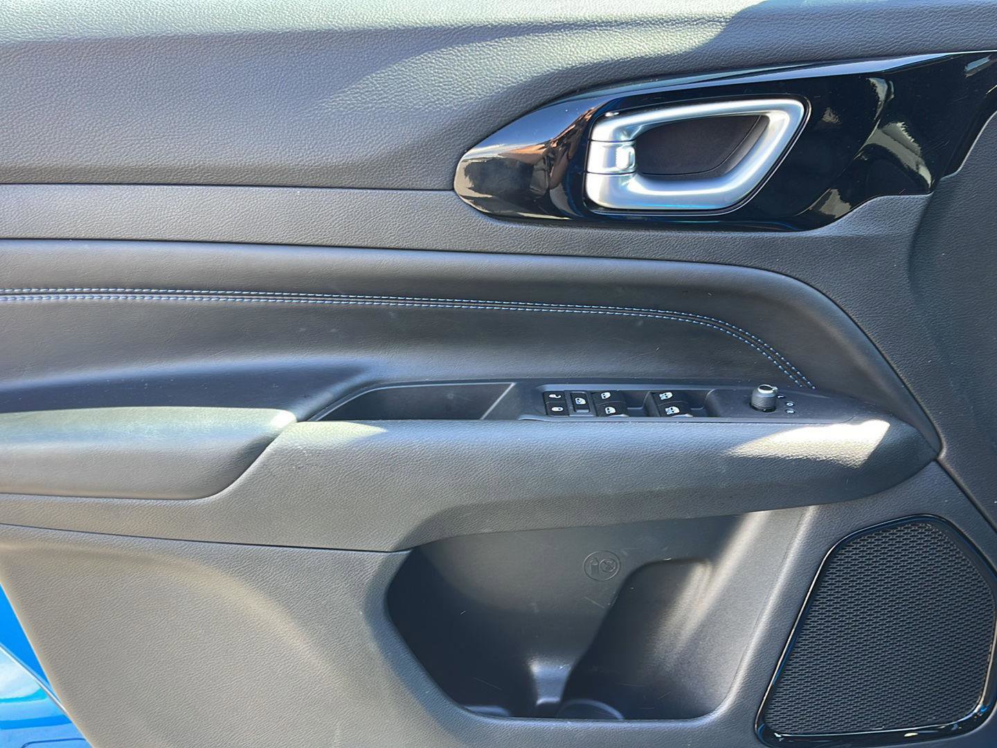 Used 2025 Jeep Compass Latitude w/ Altitude Special Edition image 11