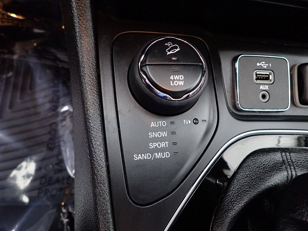 Used 2019 Jeep Cherokee Limited w/ Technology Group image 3