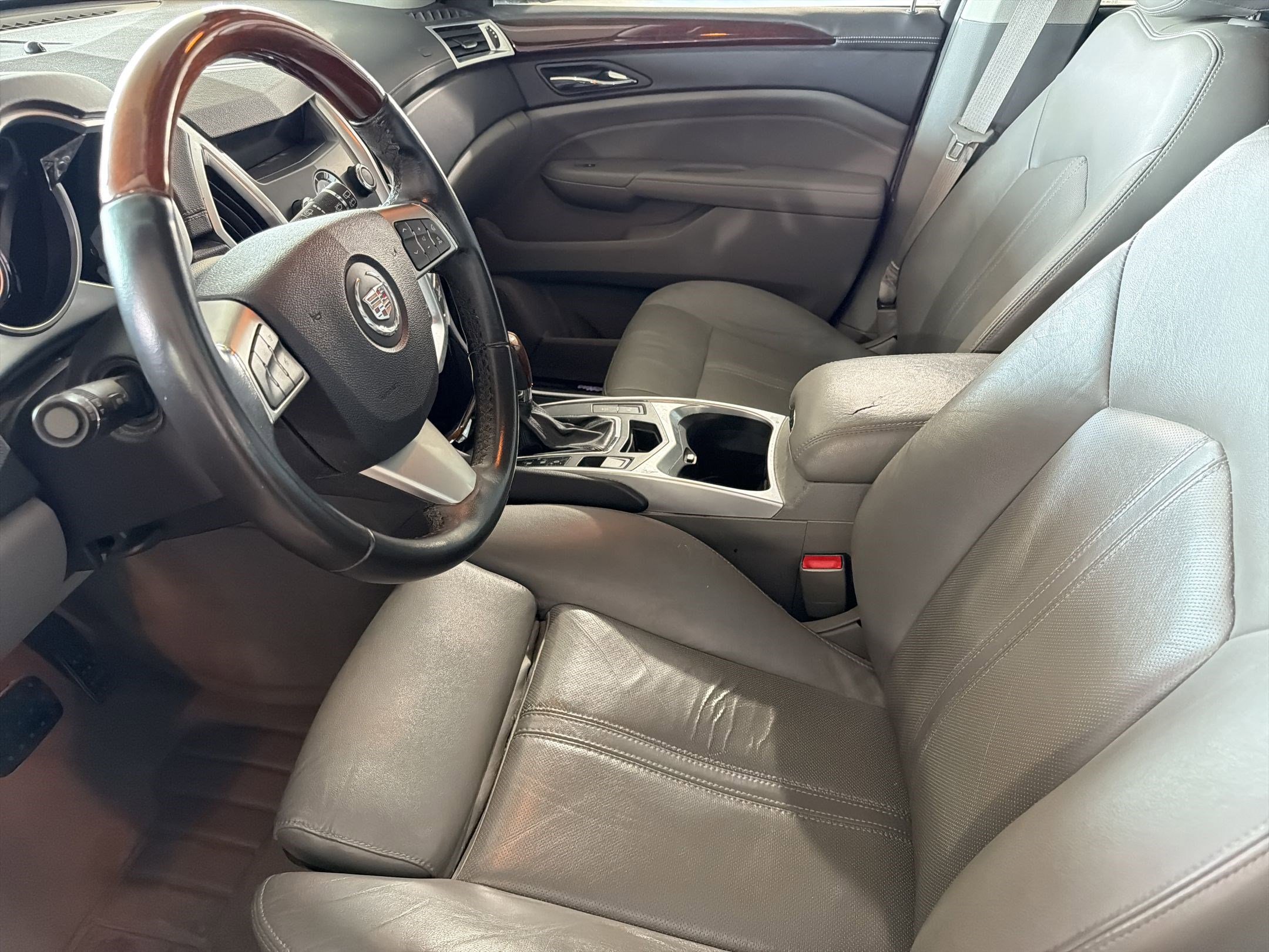 Used 2010 Cadillac SRX Luxury image 3