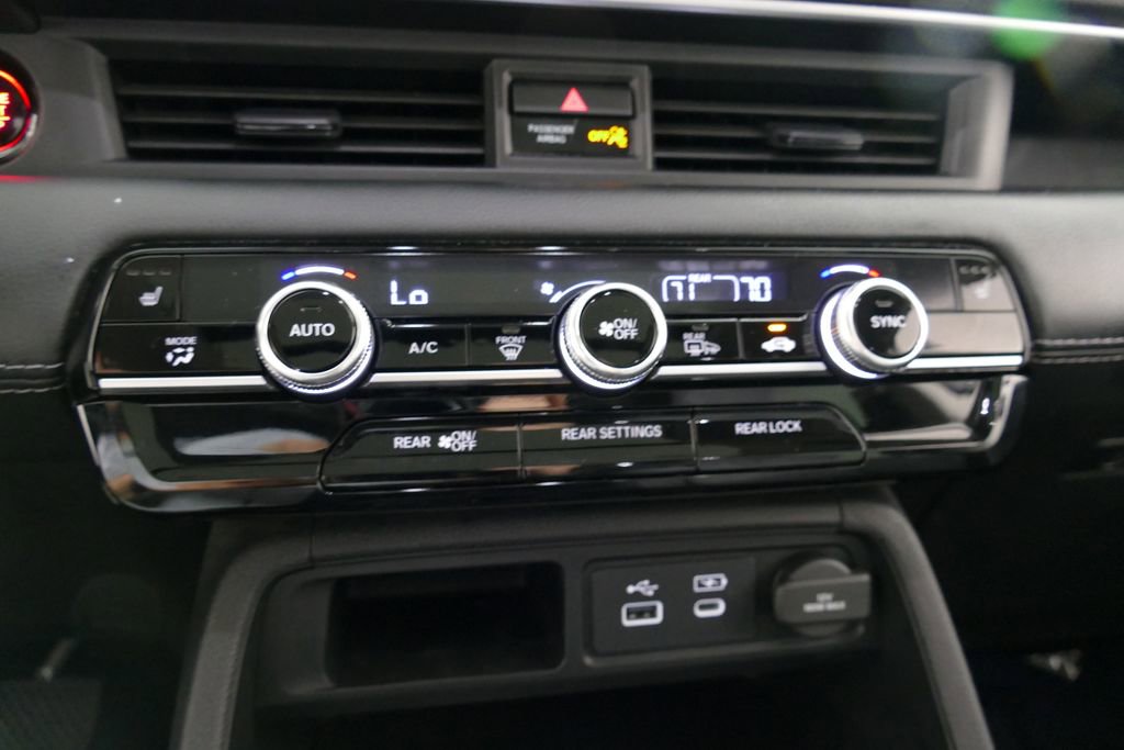 Used 2025 Honda Pilot Touring image 17