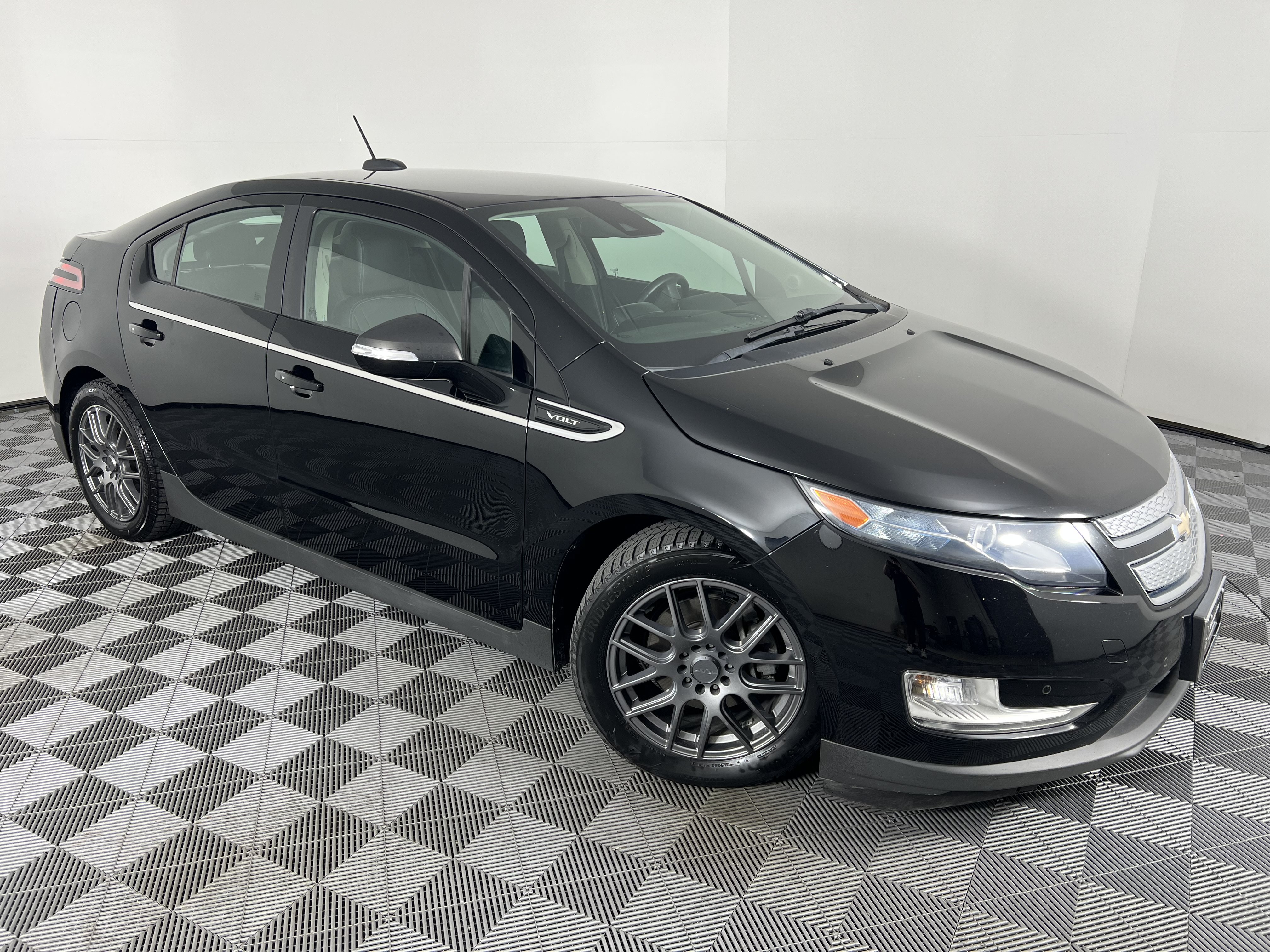 Used 2015 Chevrolet Volt Premium w/ Premium Trim Package FWD image 2