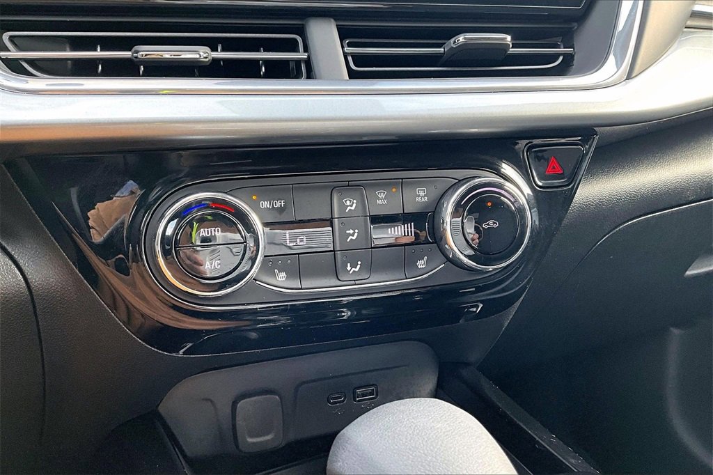 Used 2024 Chevrolet Trax LT w/ Sunroof Package image 15