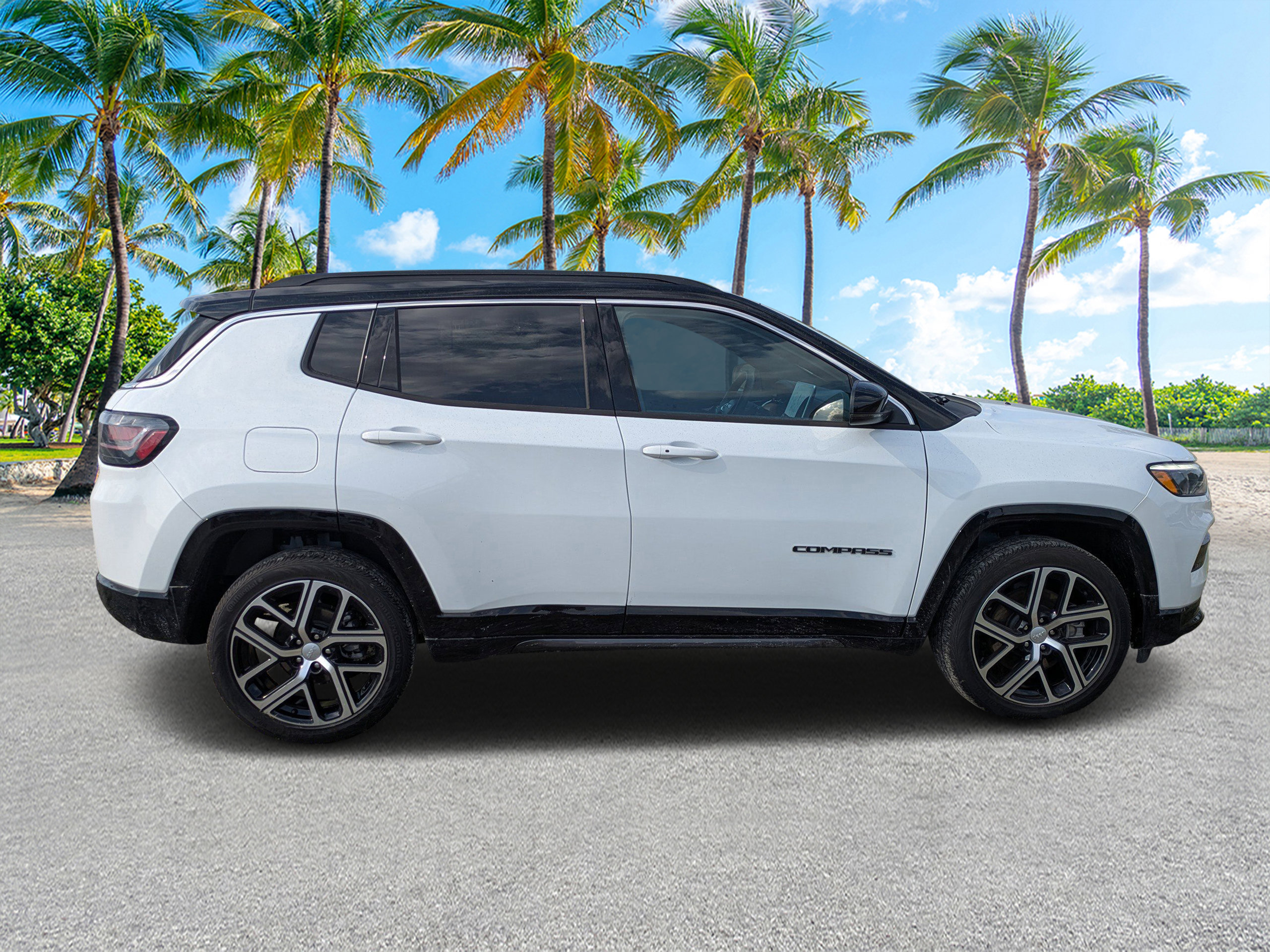 Used 2024 Jeep Compass Limited w/ Elite Group AWD/4WD image 2
