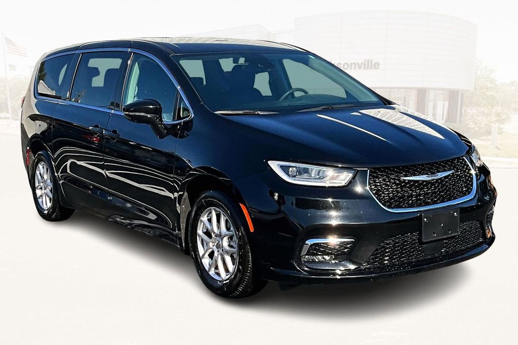 Used 2024 Chrysler Pacifica Touring-L image 3