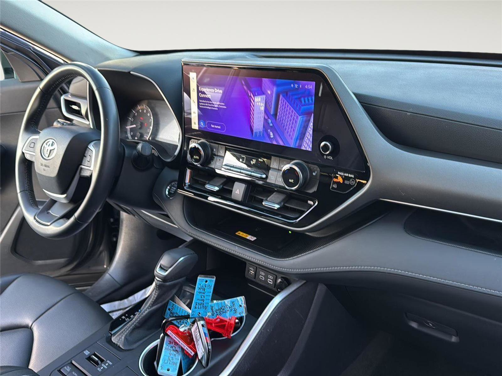 Used 2023 Toyota Highlander XLE image 27