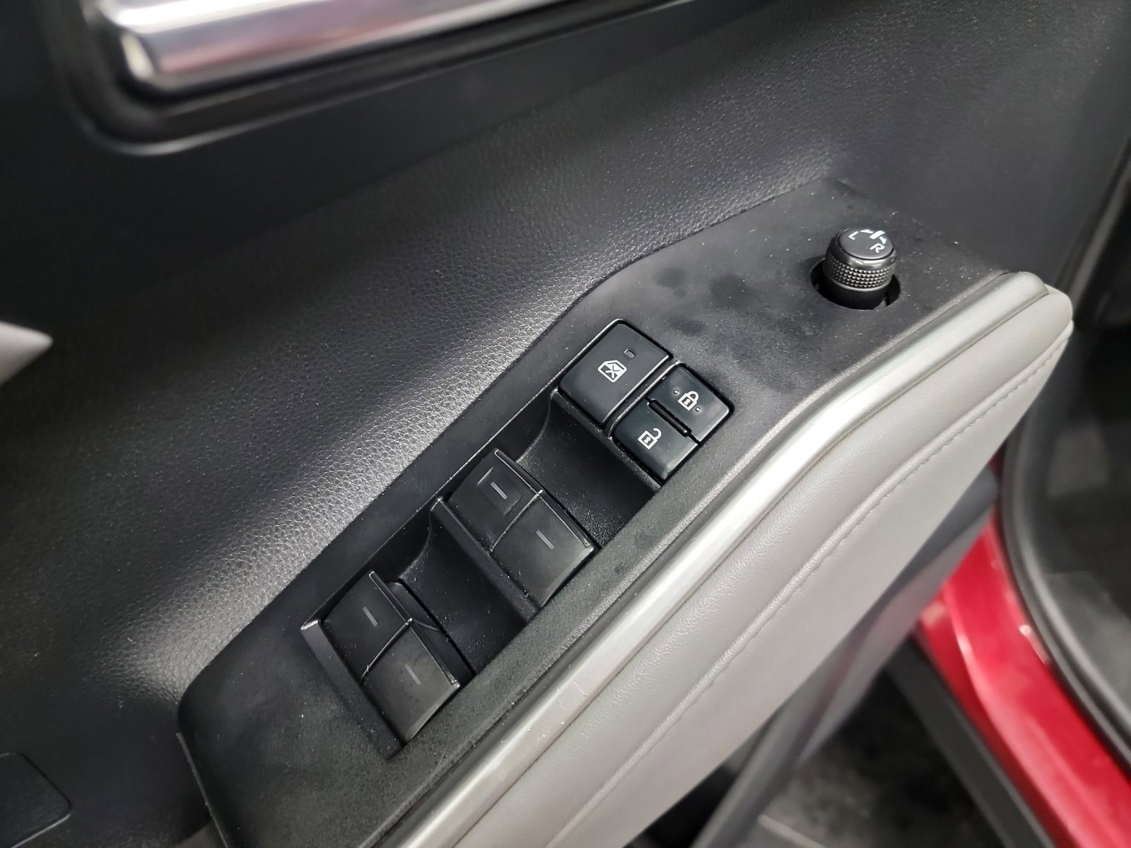 Used 2021 Toyota Highlander XLE AWD/4WD image 14