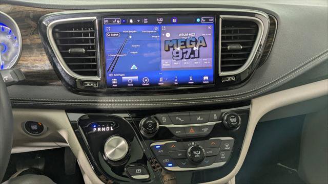 Used 2023 Chrysler Pacifica Limited FWD image 29