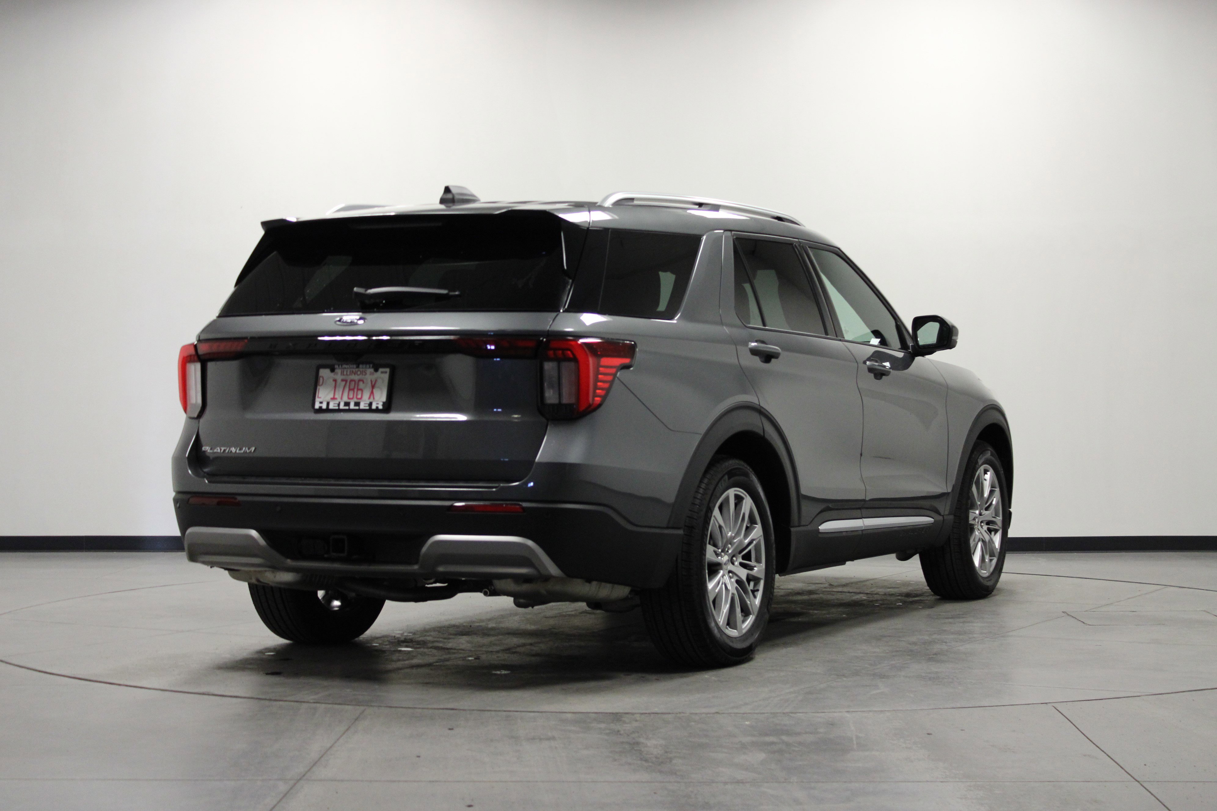 Used 2025 Ford Explorer Platinum image 4