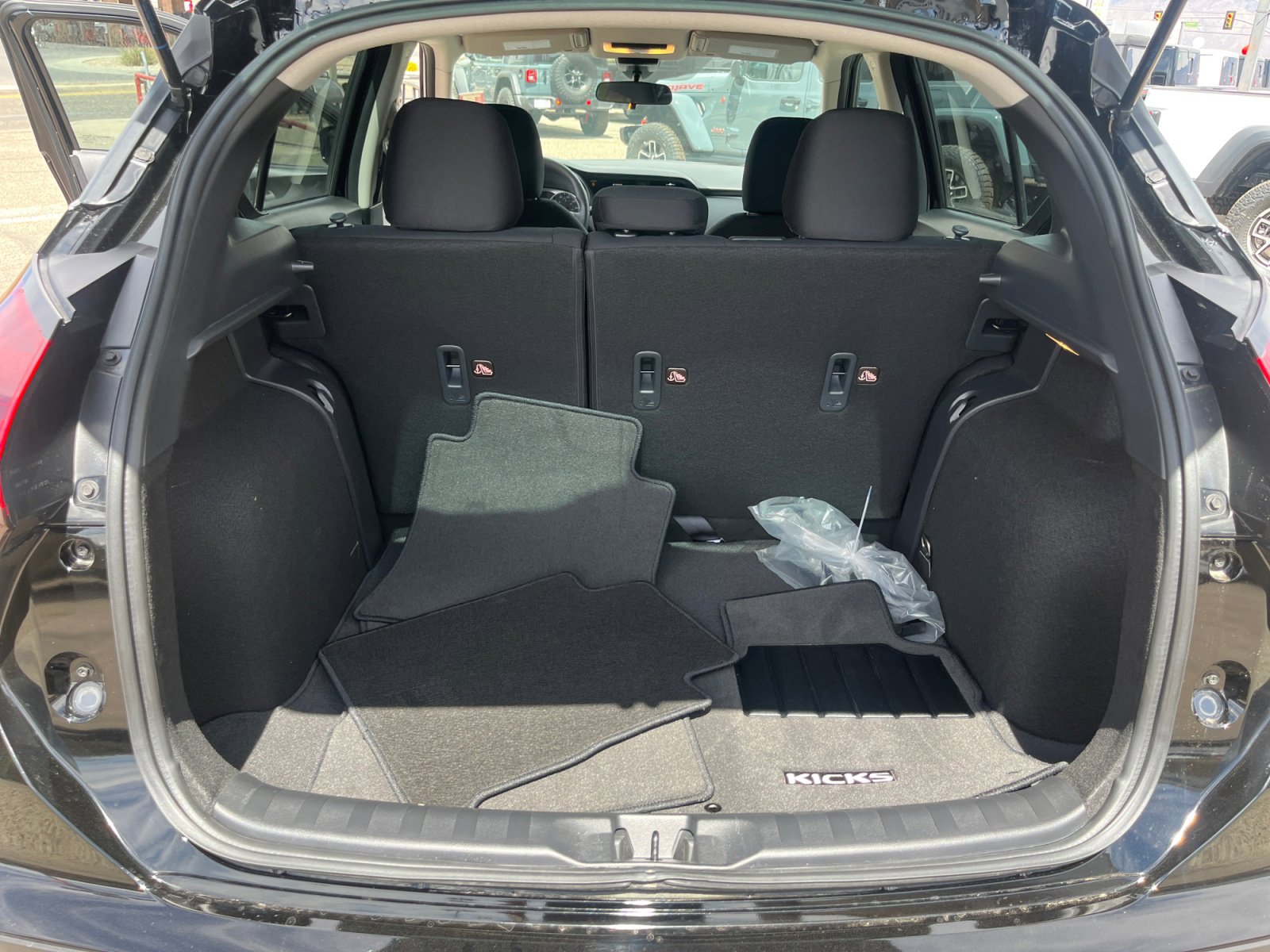 Used 2025 Nissan Kicks Play S image 34