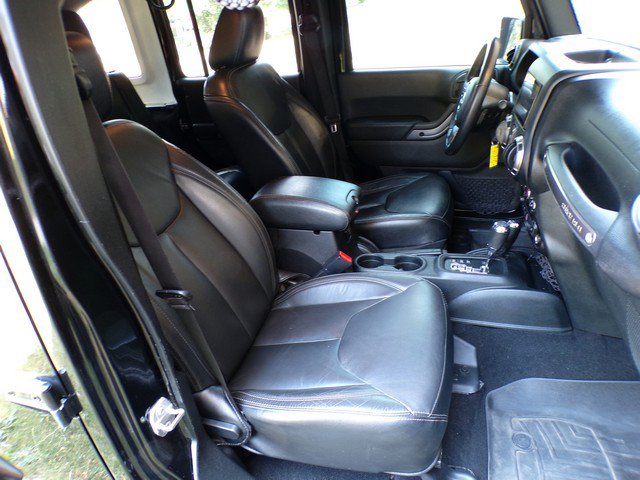 Used 2018 Jeep Wrangler Unlimited Sahara w/ Dual Top Group AWD/4WD image 19