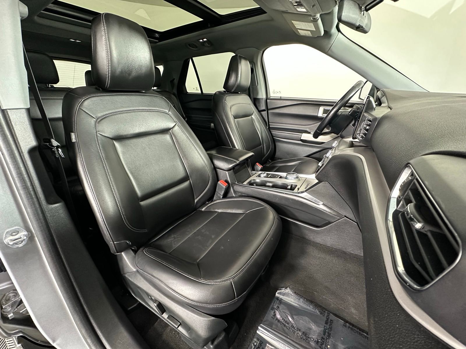 Used 2023 Ford Explorer XLT w/ Equipment Group 202A image 7