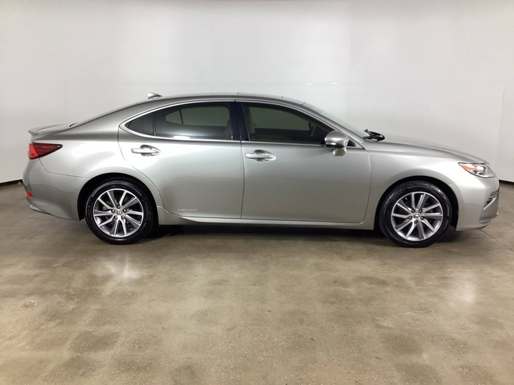 Used 2017 Lexus ES 300h w/ Luxury Package FWD image 4