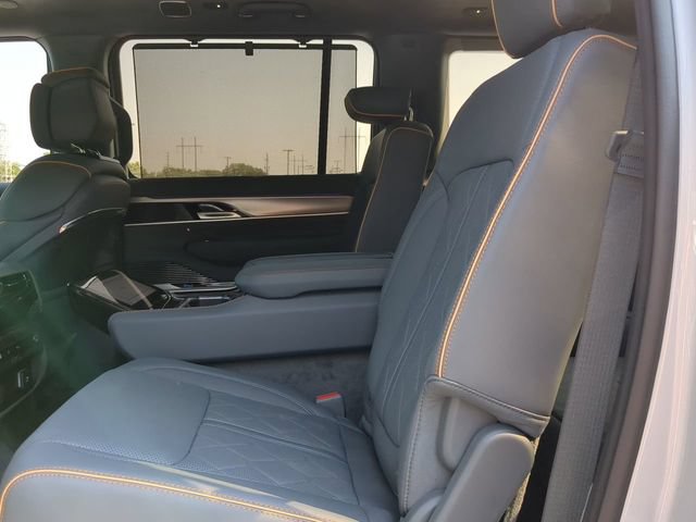 New 2023 Jeep Grand Wagoneer Series III AWD/4WD image 15