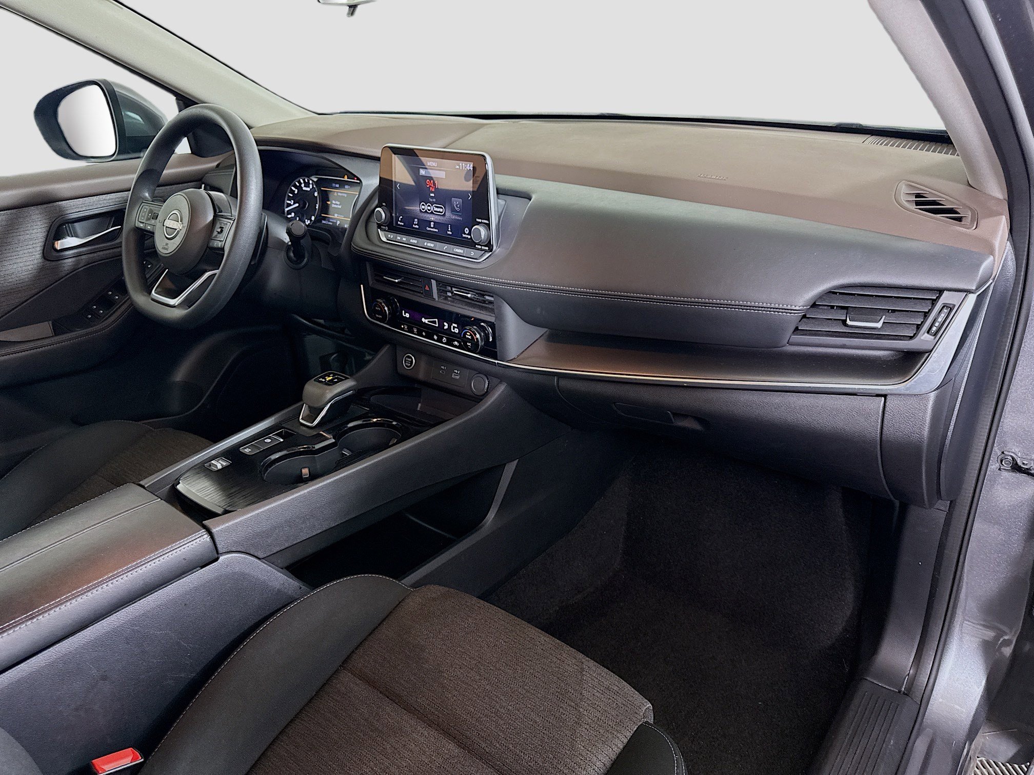 Used 2023 Nissan Rogue SV image 25