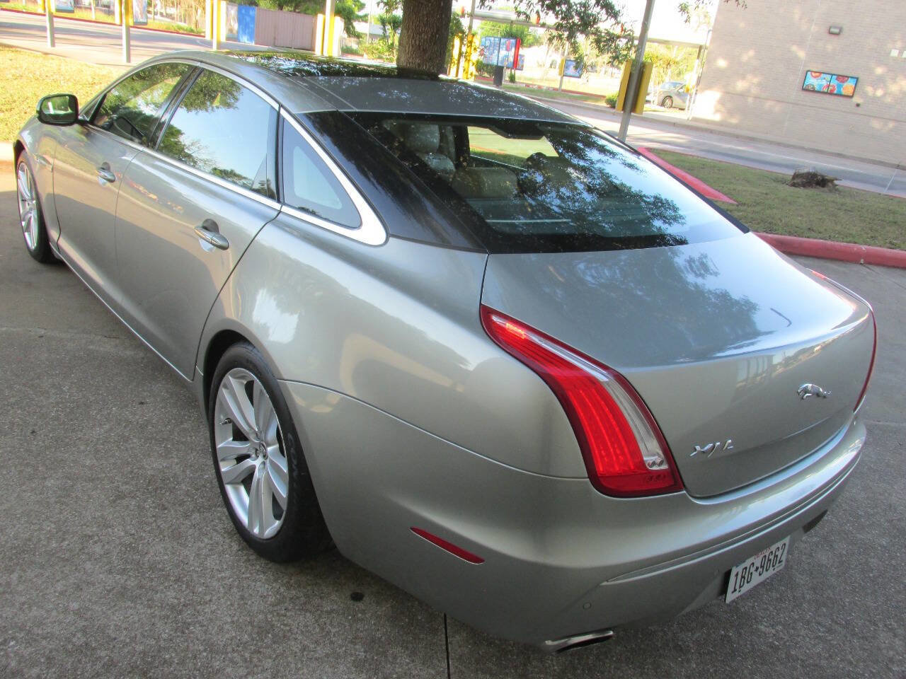 Used 2011 Jaguar XJ L image 5