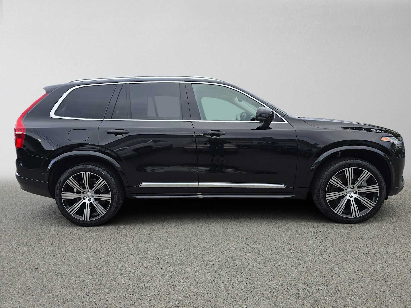 Certified 2025 Volvo XC90 T8 Plus w/ Protection Package Premier AWD/4WD image 3