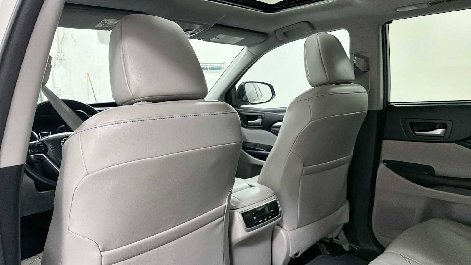 Used 2017 Toyota Highlander XLE image 27