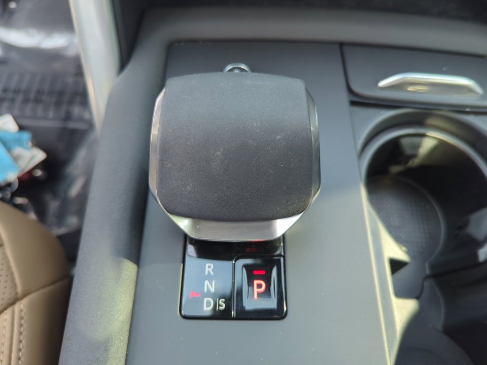 Certified 2024 Land Rover Discovery Dynamic SE image 22
