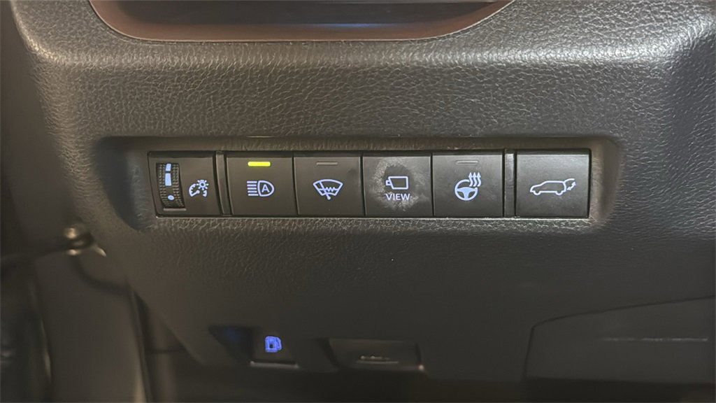 Used 2020 Toyota RAV4 Limited image 28