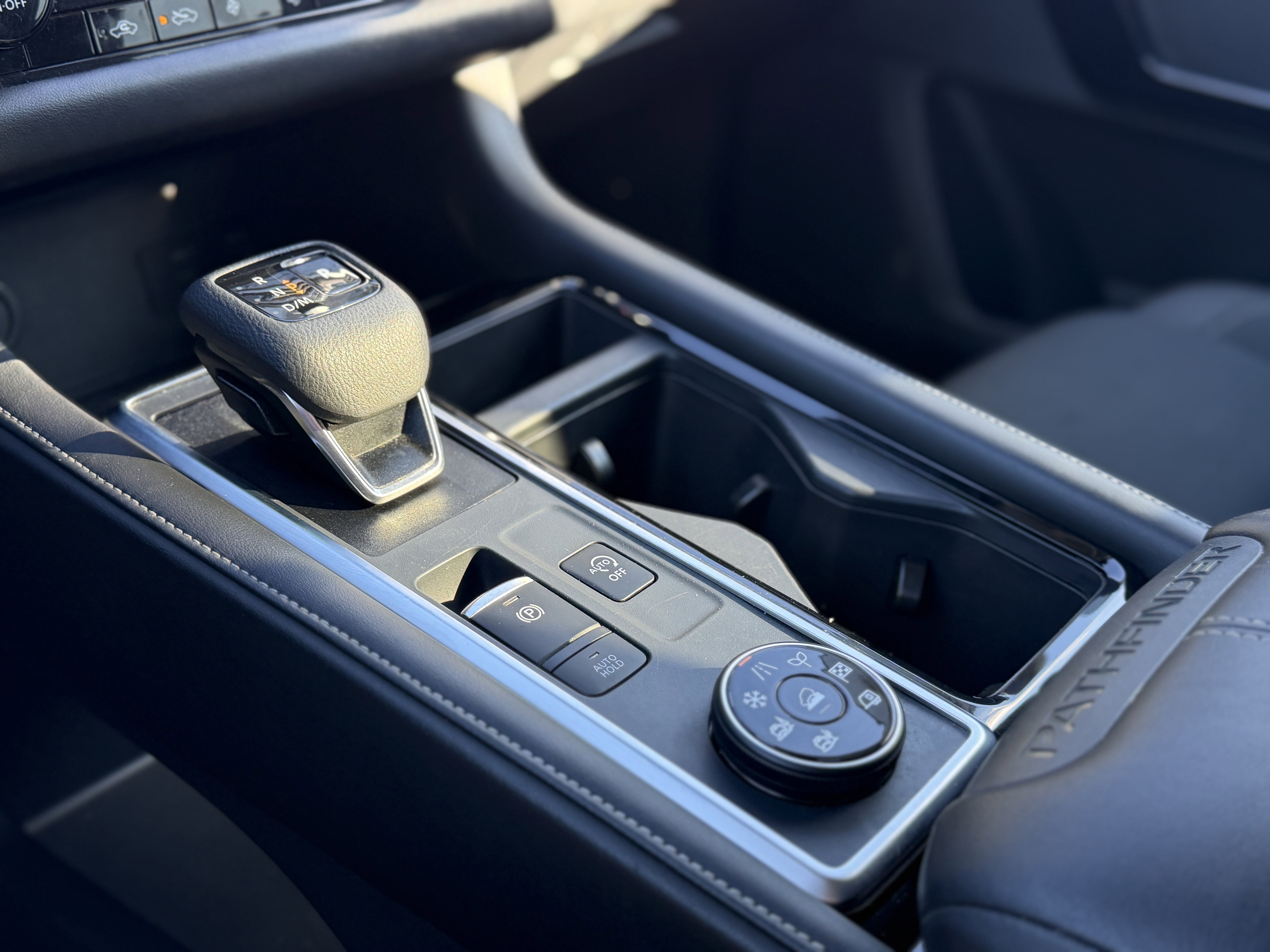 Used 2025 Nissan Pathfinder SV image 16