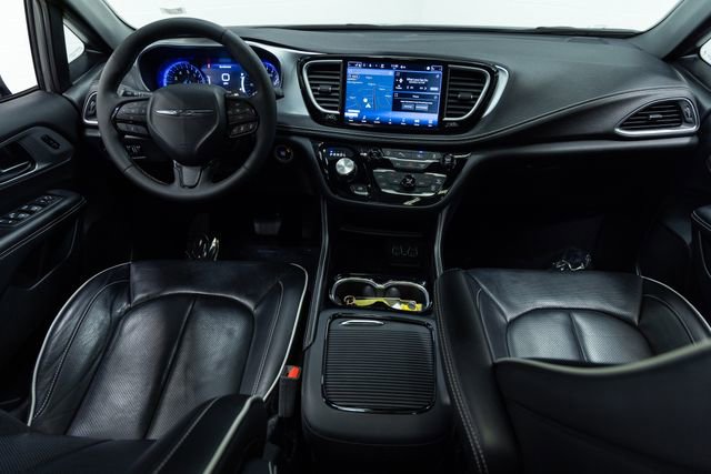 Used 2025 Chrysler Pacifica Limited image 21