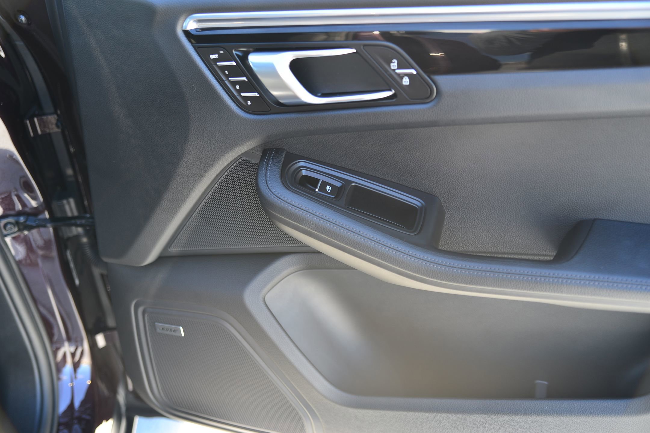 Certified 2025 Porsche Macan image 13
