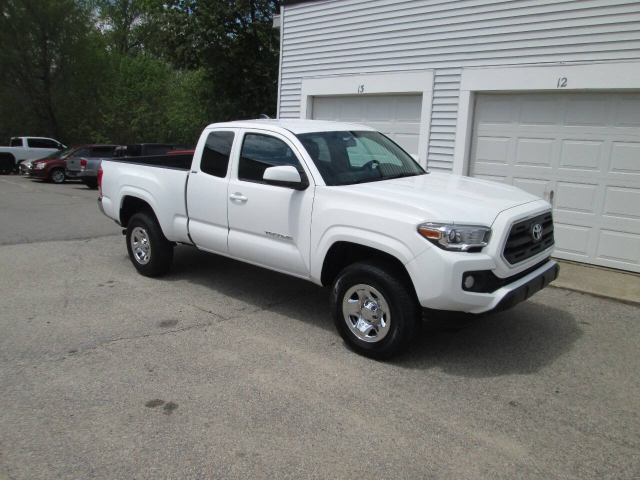 Used 2016 Toyota Tacoma SR5 AWD/4WD image 2