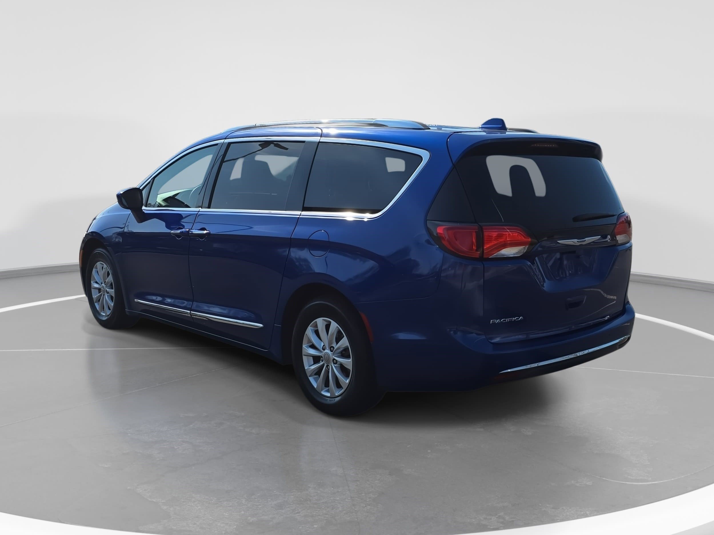 Used 2018 Chrysler Pacifica Touring-L image 7