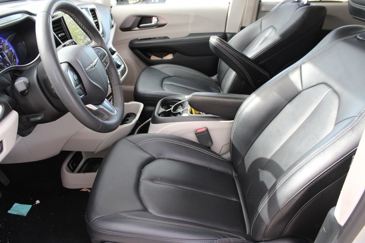 Used 2024 Chrysler Pacifica Touring-L FWD image 10