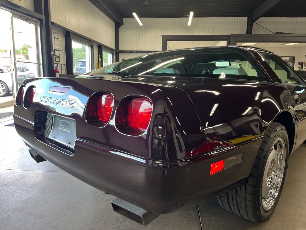 Used 1993 Chevrolet Corvette Coupe RWD image 32