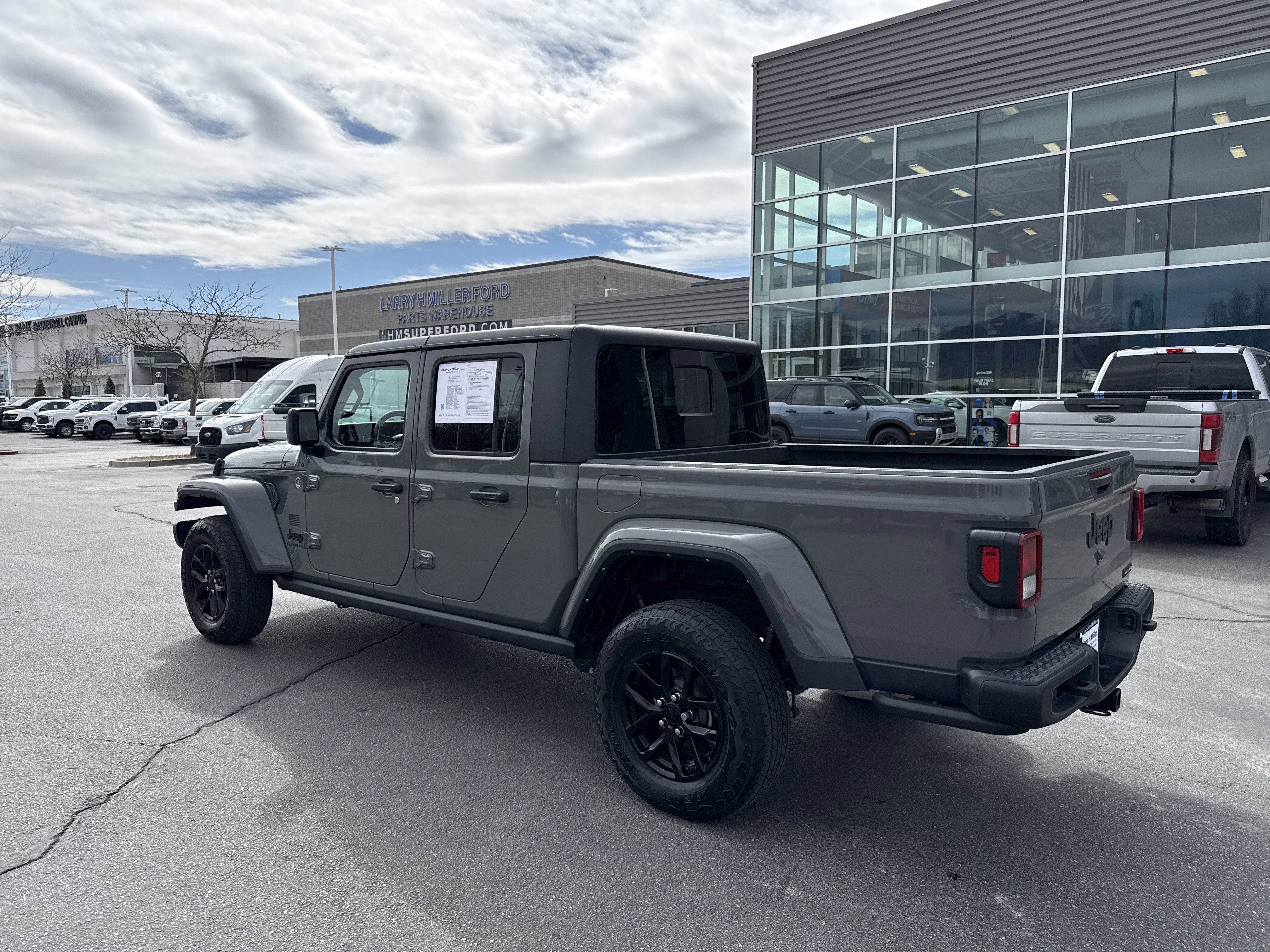 Used 2023 Jeep Gladiator Sport image 3