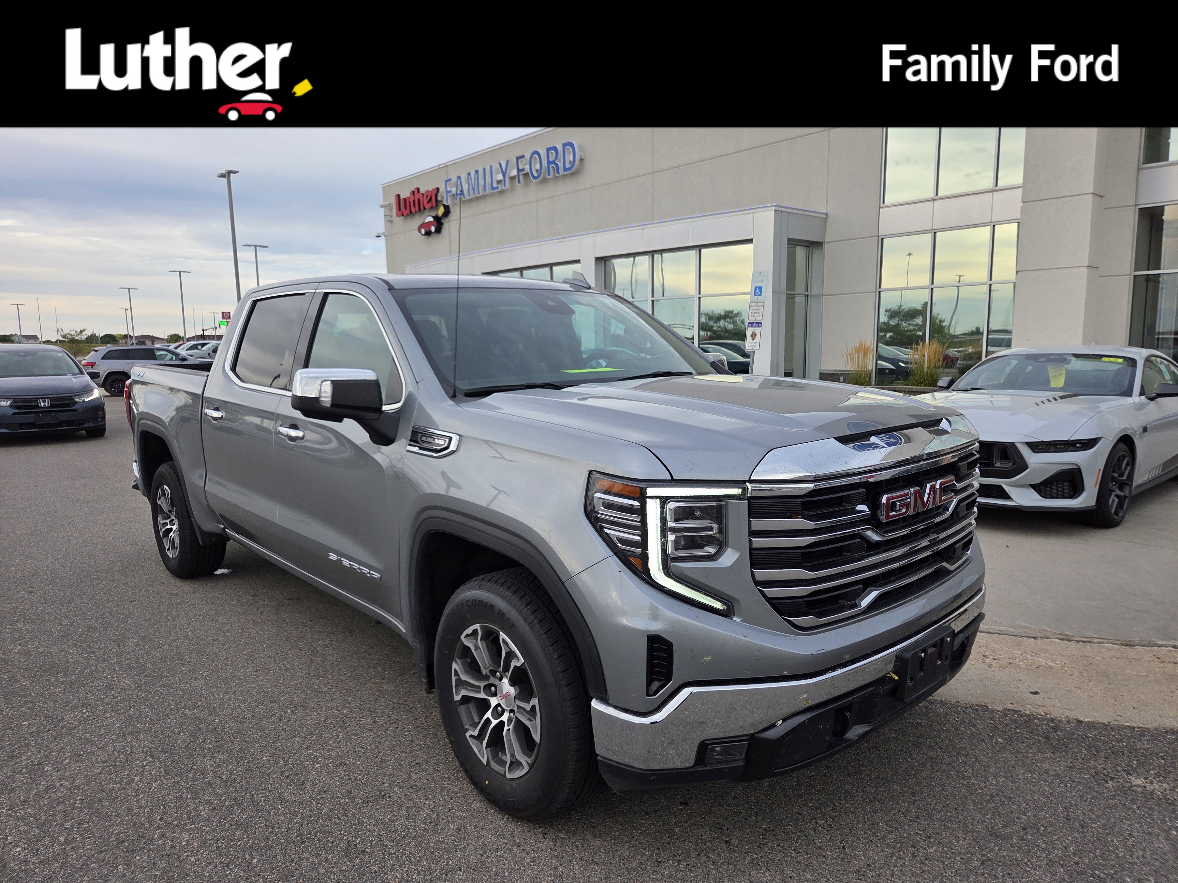 Used 2025 GMC Sierra 1500 SLT AWD/4WD image 1