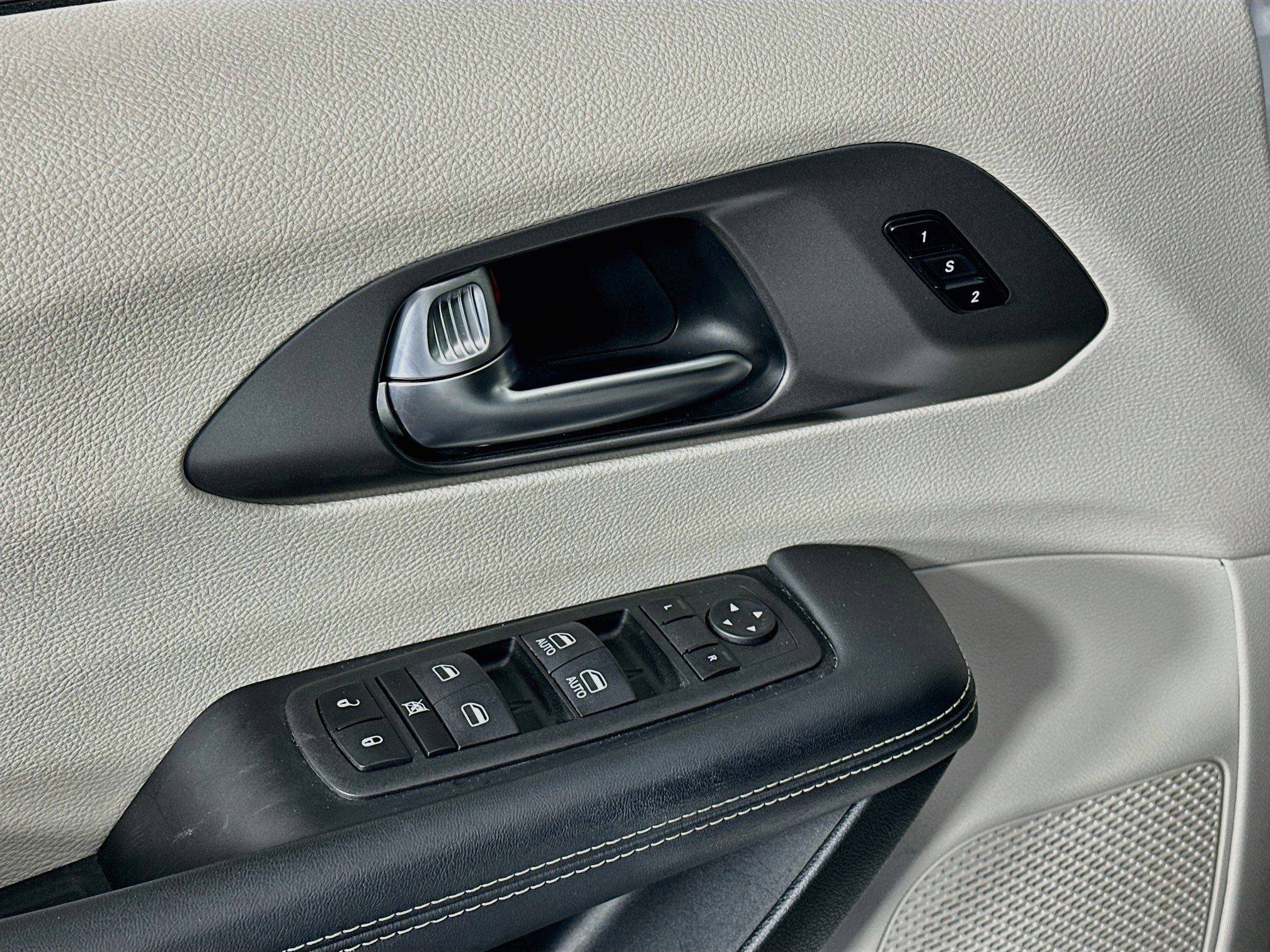 Used 2024 Chrysler Pacifica Touring-L FWD image 15