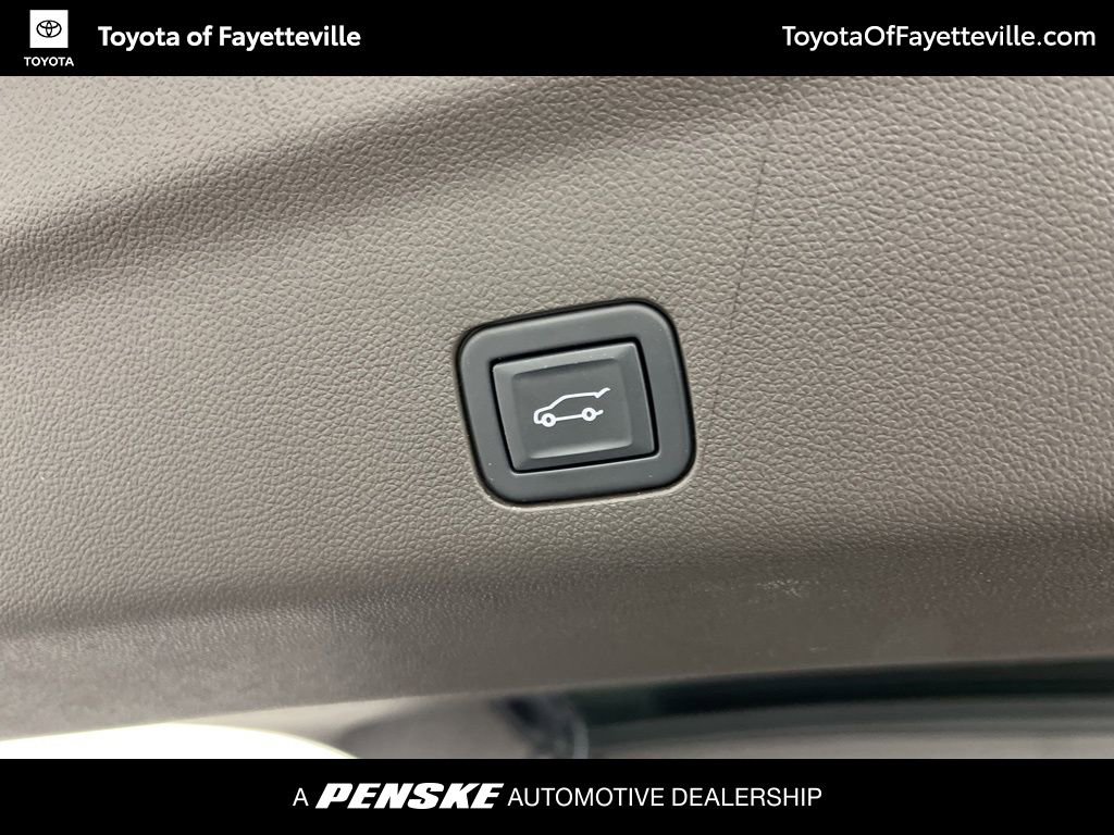 Used 2022 Chevrolet Tahoe Z71 w/ Luxury Package AWD/4WD image 11