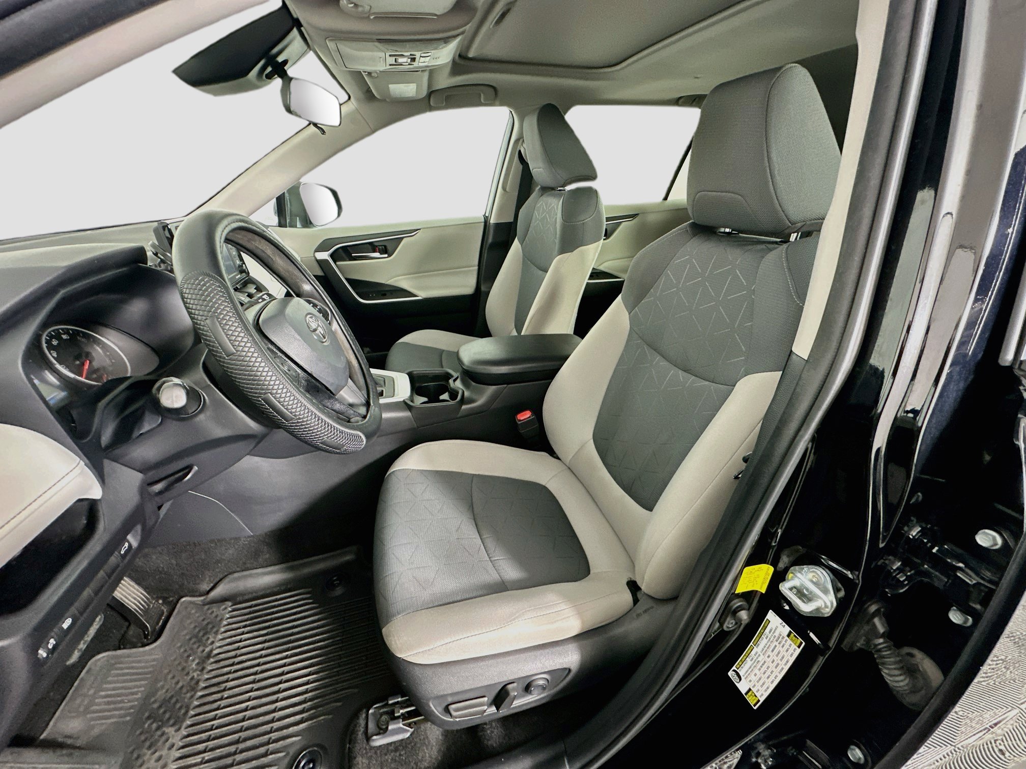 Used 2021 Toyota RAV4 XLE w/ Convenience Package FWD image 13