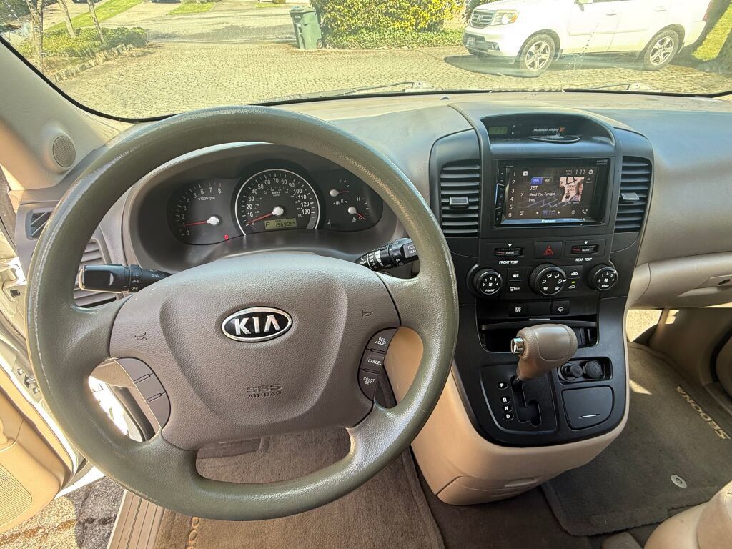 Used 2010 Kia Sedona LX FWD image 13