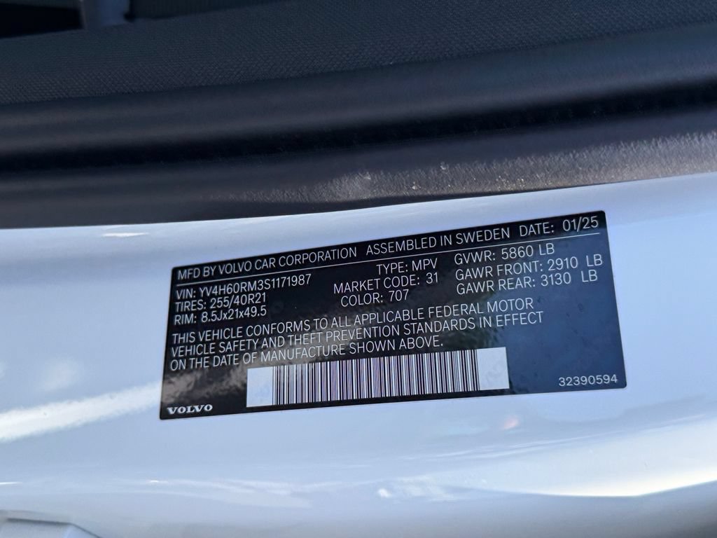 Certified 2025 Volvo XC60 T8 Ultra w/ Climate Package AWD/4WD image 30