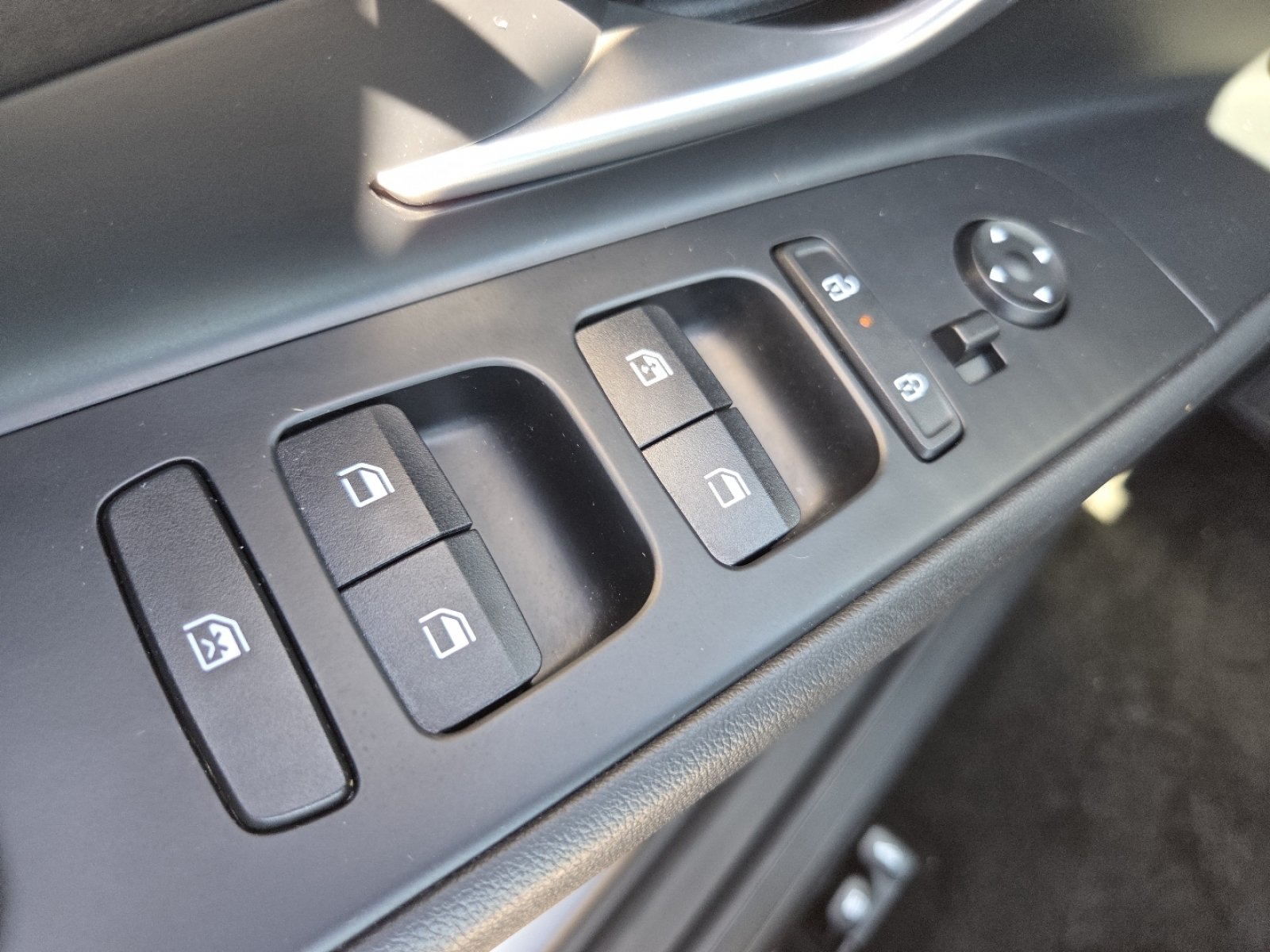 Used 2024 Hyundai Elantra Limited FWD image 30