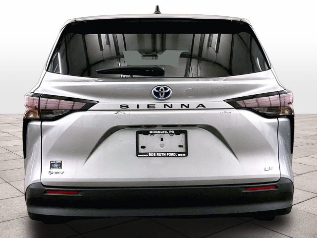 Used 2025 Toyota Sienna LE FWD image 4