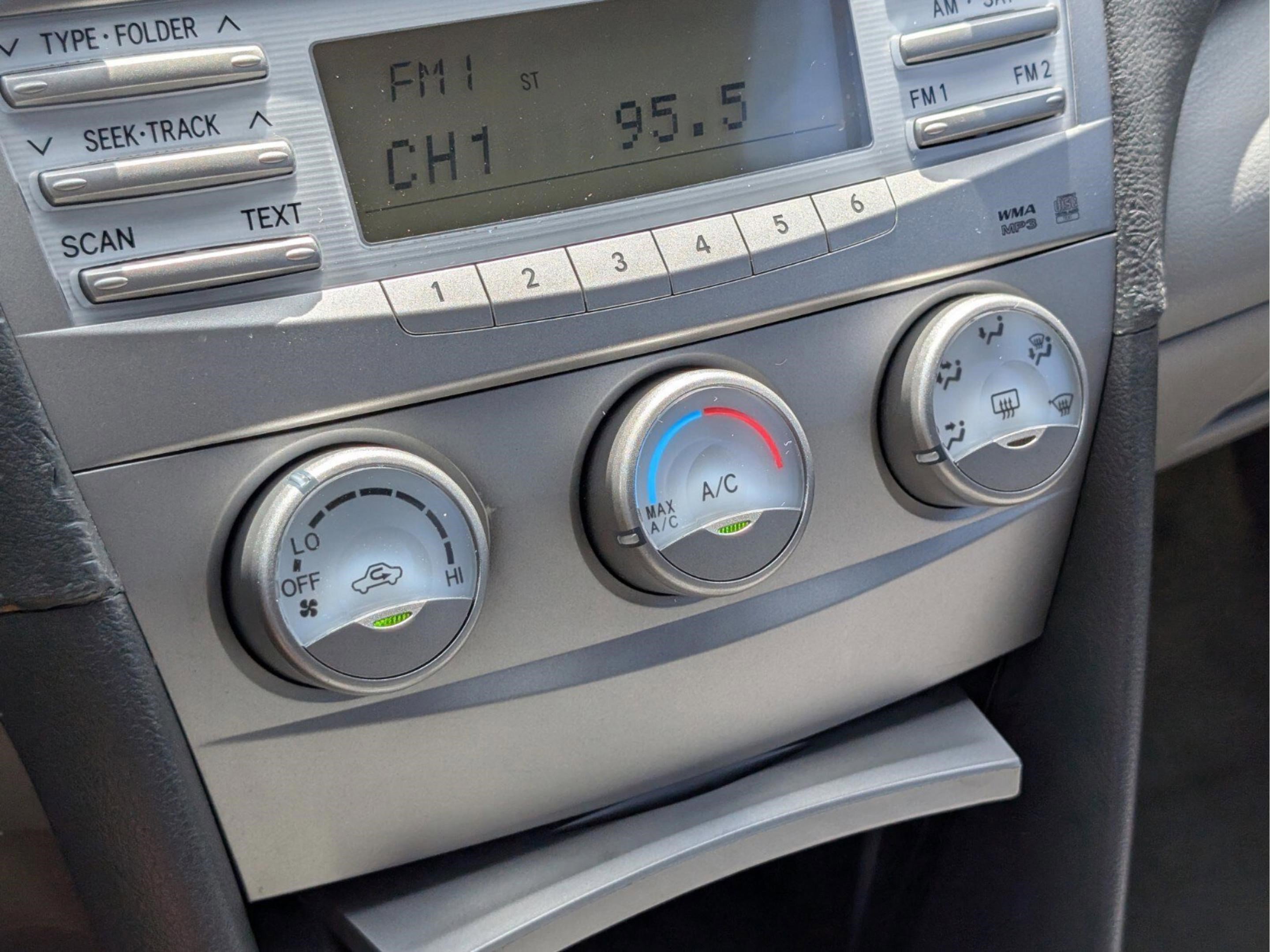 Used 2010 Toyota Camry LE FWD image 16