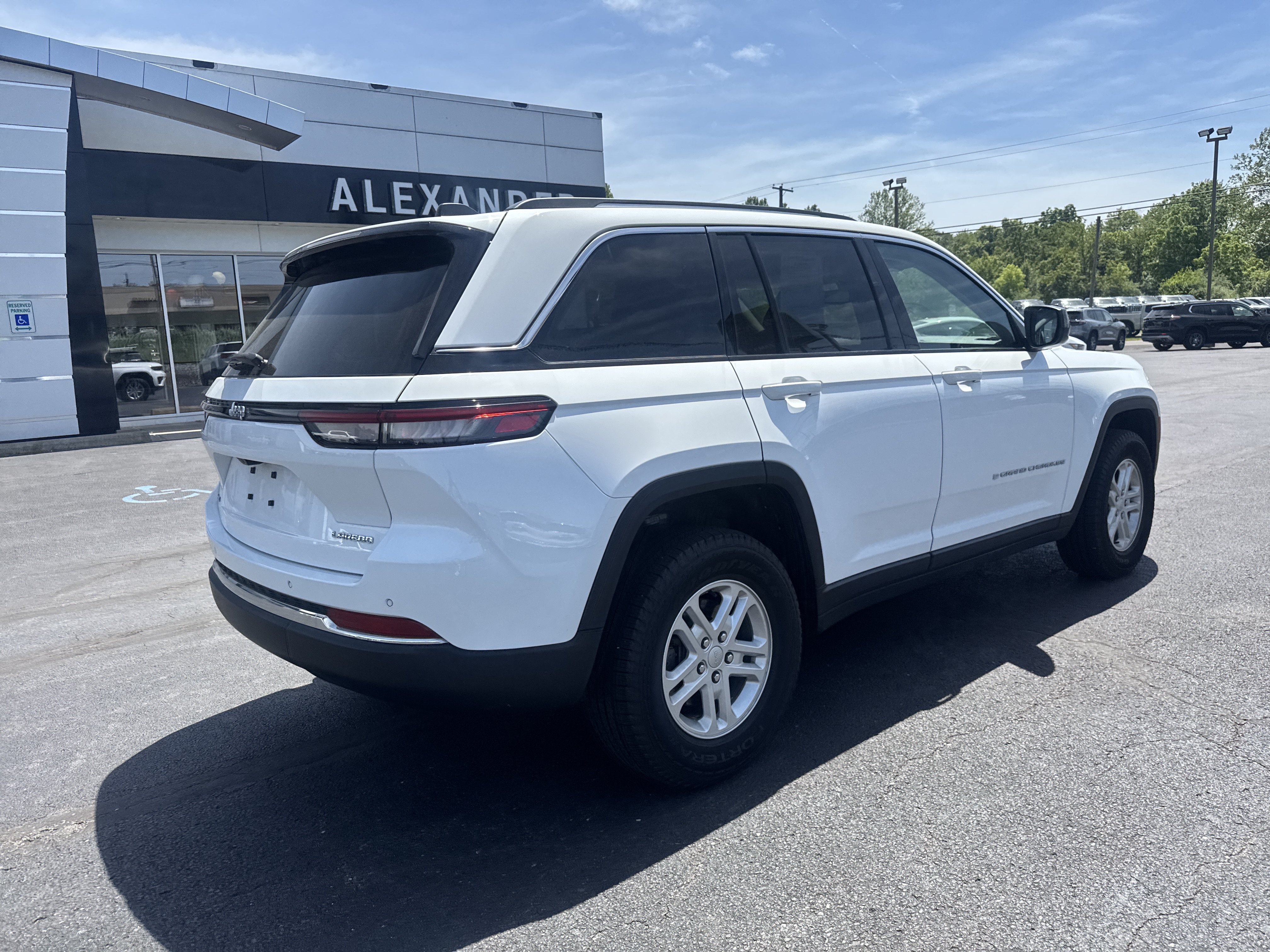 Used 2023 Jeep Grand Cherokee Laredo AWD/4WD video 3
