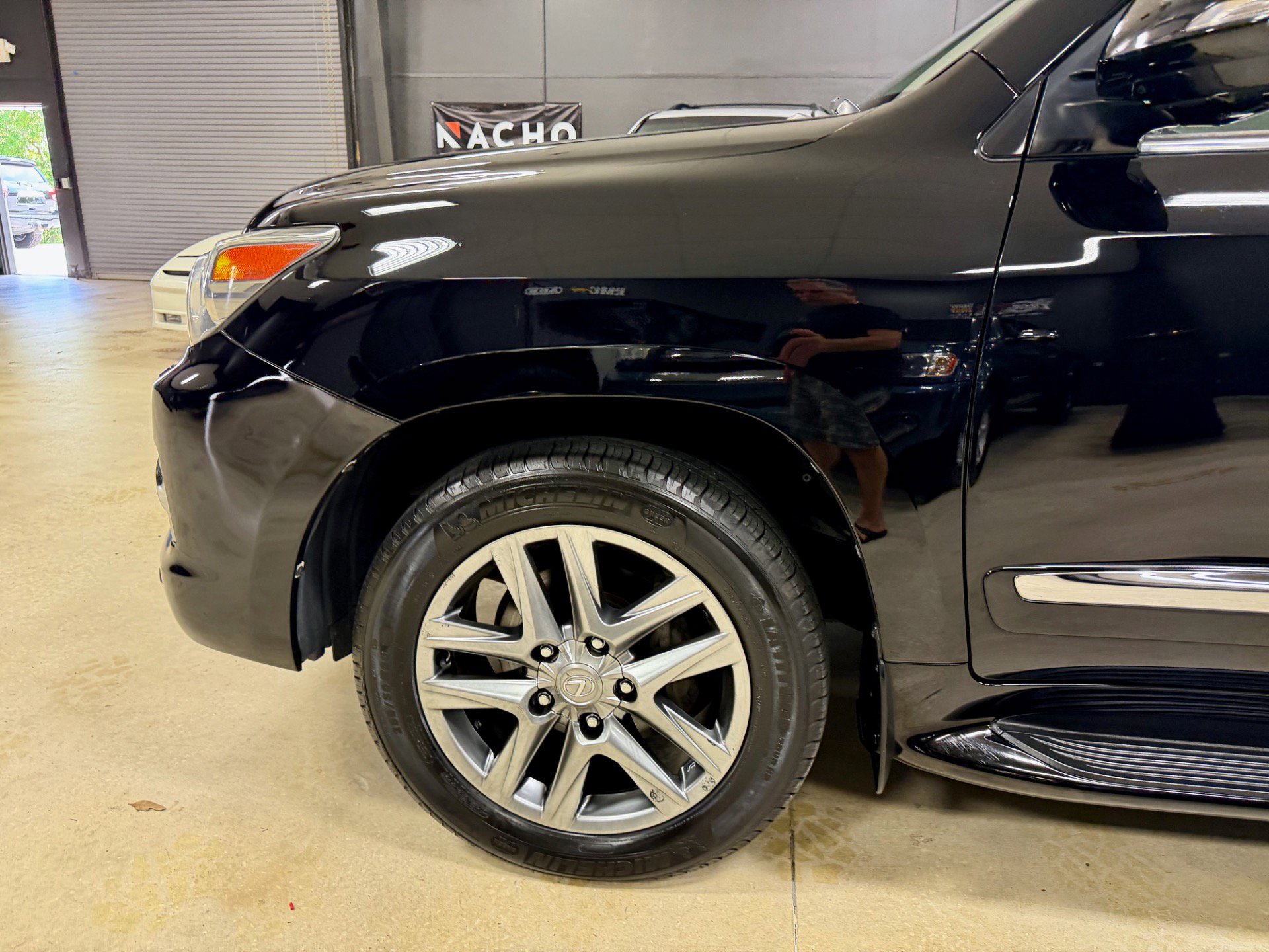 Used 2013 Lexus LX 570 4WD w/ Luxury Pkg w/Pre-crash image 21