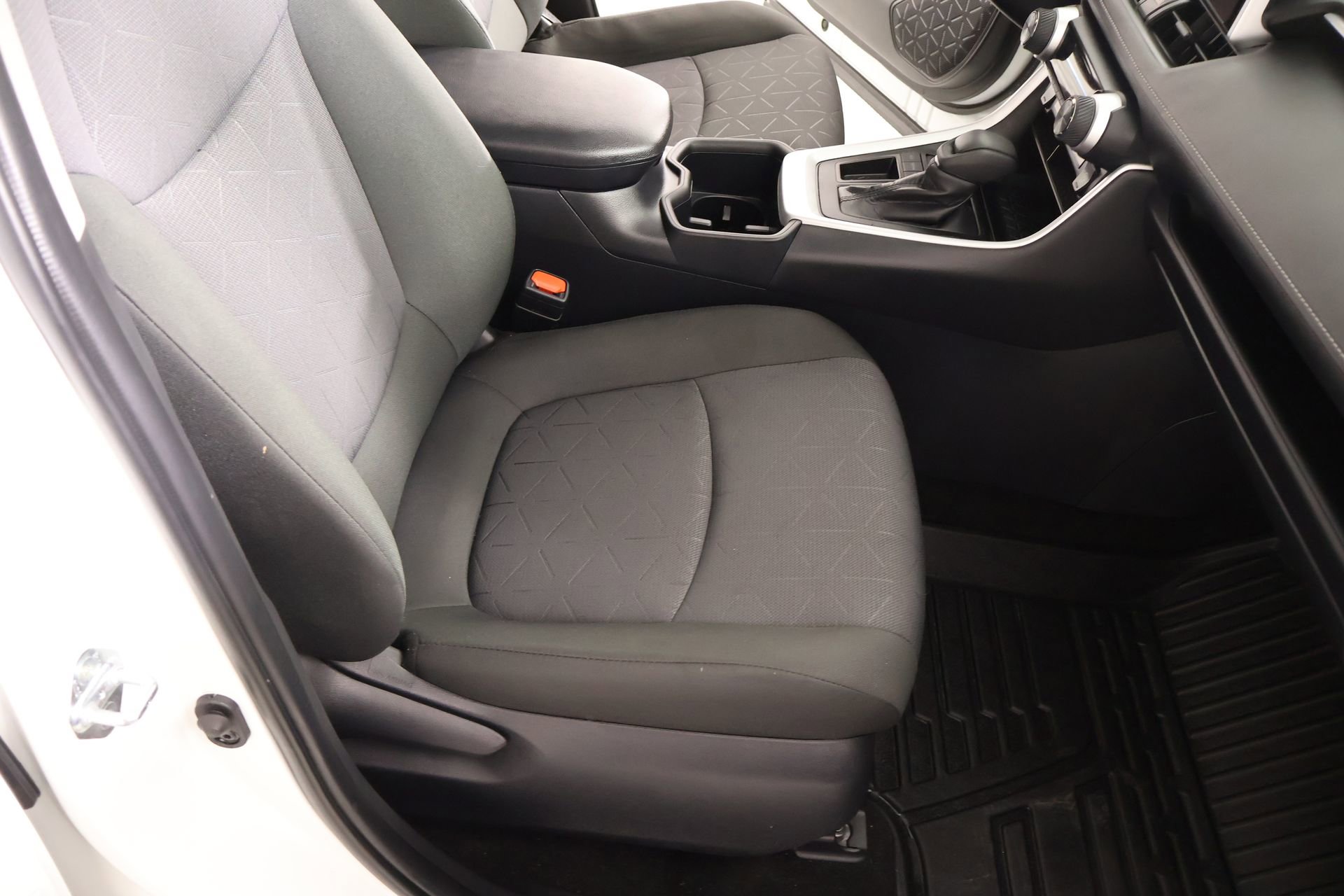 Used 2025 Toyota RAV4 XLE image 12