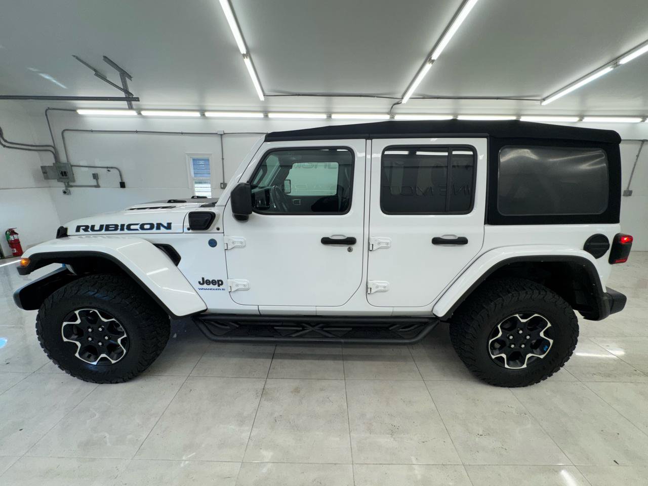 Used 2023 Jeep Wrangler Unlimited Rubicon 4xe w/ Cold Weather Group AWD/4WD image 9