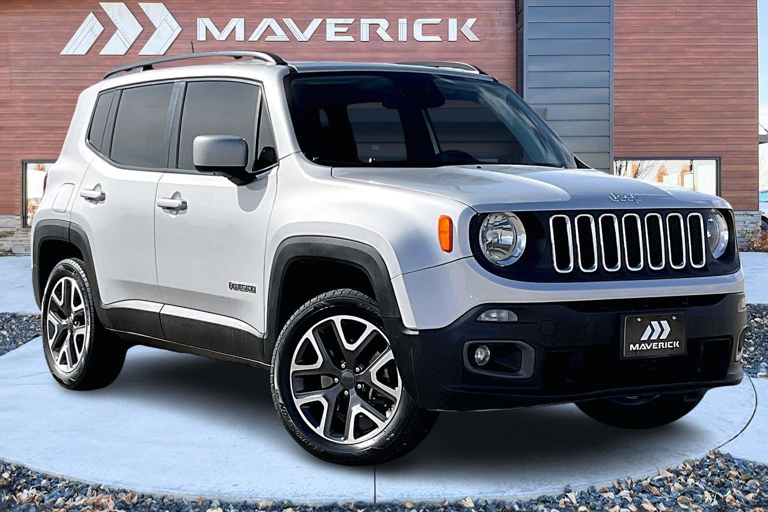Used 2018 Jeep Renegade Latitude w/ UConnect 8.4 Nav Group image 1
